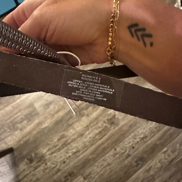 NWT Old Navy flip flops size 9 - Picture 5 of 6